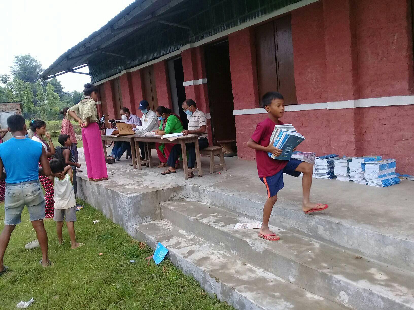 सुदूरपश्चिममा पाठ्यपुस्तक वितरण कार्य धमाधम हुदै