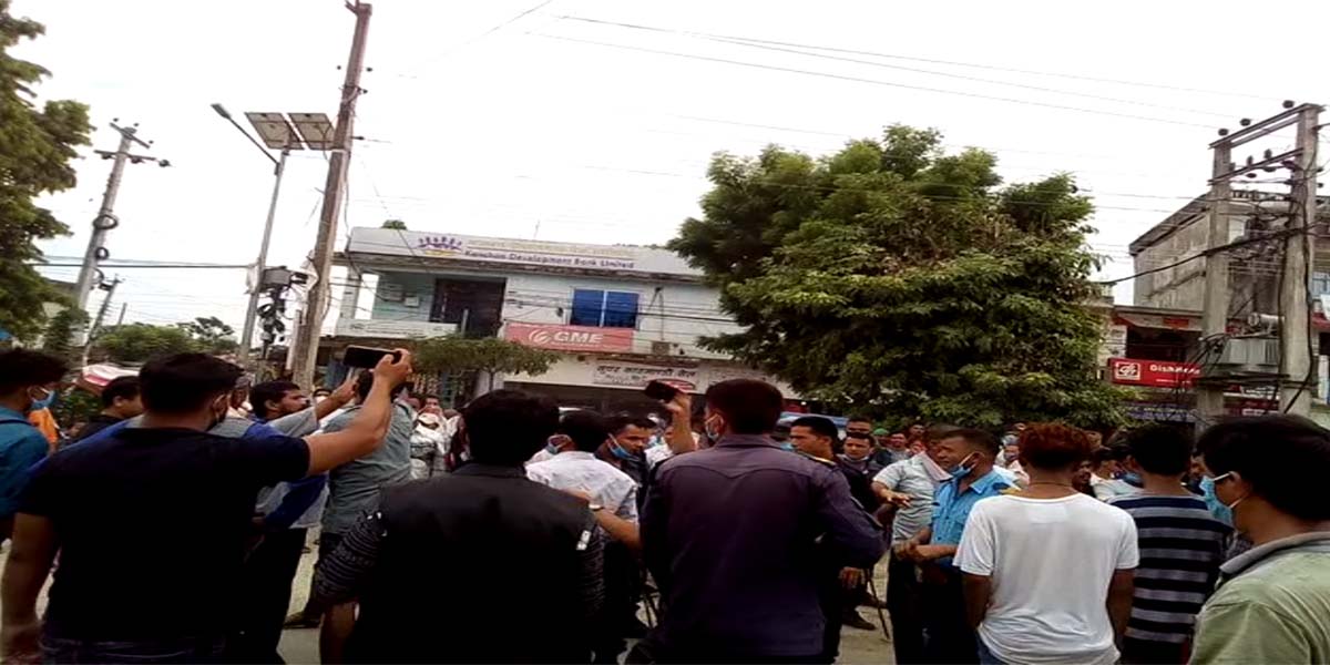 कैलालीमा ओली र प्रचण्डका कार्यकर्ताबीच कुटाकुट