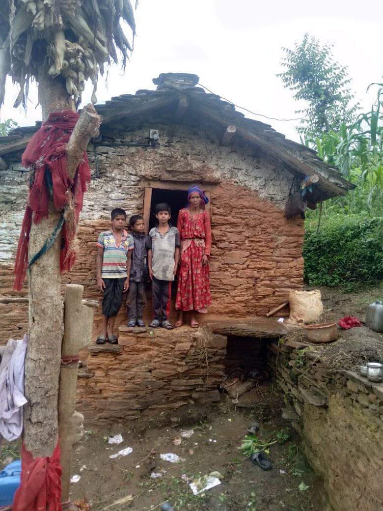 छ जनाको परिवार,सम्पत्तिको नाममा आफन्तले दिएको पाठी र गाउलेले बनाईदिएको घर