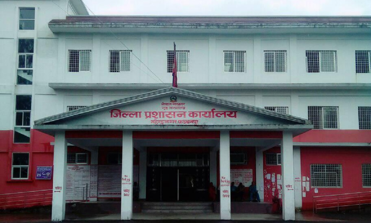 कञ्चनपुर जिल्ला प्रशासन कार्यालयमा पालो मिलाएर सेवा दिदै