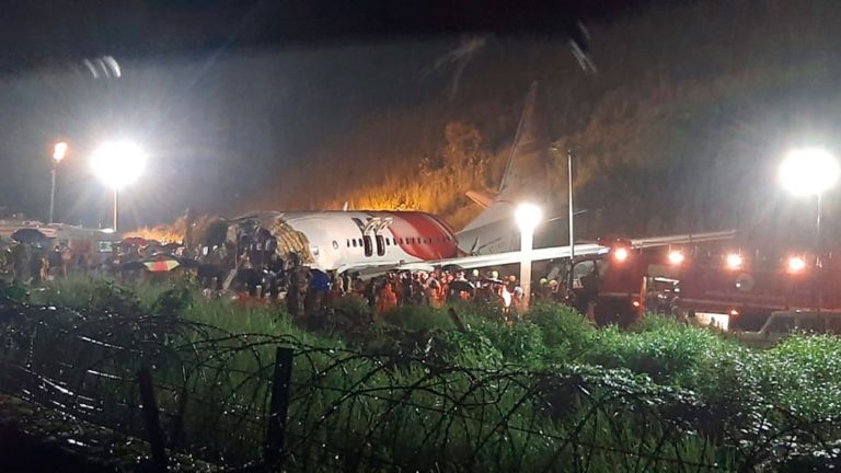 अपडेट : भारतको केरलामा विमान दुर्घटना हुँदा १९ जनाको मृत्यु