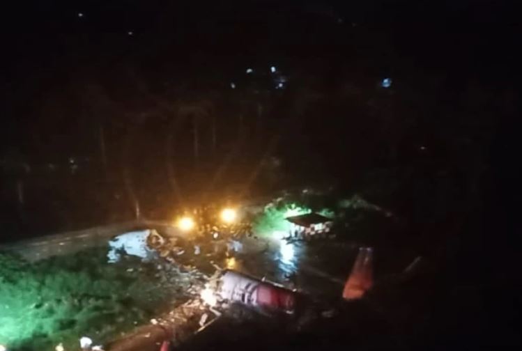 भारतमा विमान अवतरणका क्रममा धावनमार्गमा दुई टुक्रा, ४ जनाको मृत्यु (भिडियो )