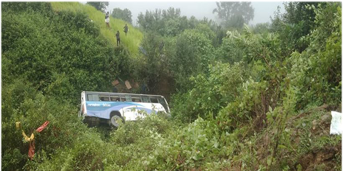 डोटीमा बस दुर्घटना हुदाँ तीन जनाको मृत्यु