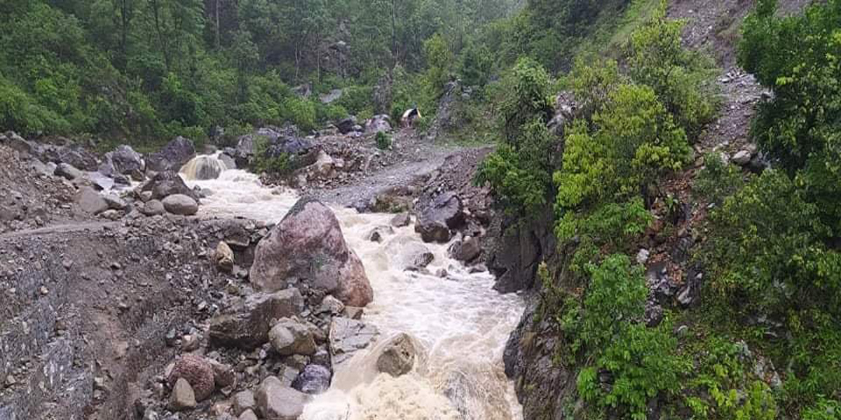 कैलालीमा खोलाले बगाउँदा बेपत्ता भएका व्यक्ति घाइते अवस्थामा फेला
