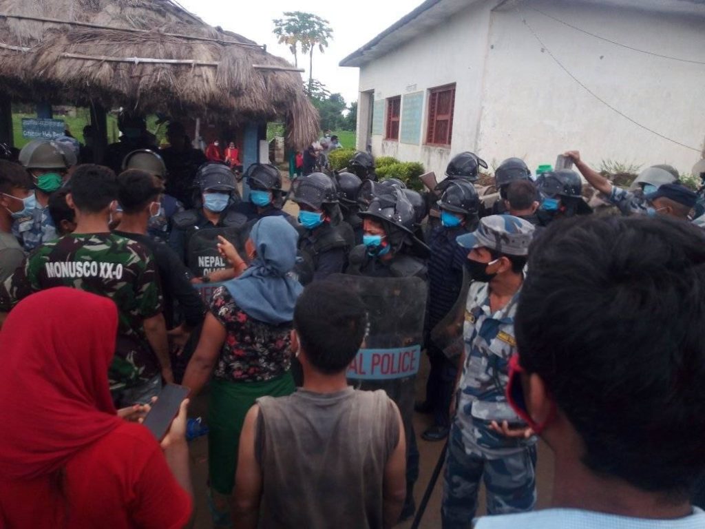 प्रहरीको लापरबाहीका कारण हिरासतमै मृत्यु भएको भन्दै स्थानीयद्वारा प्रहरी चौकी घेराउ