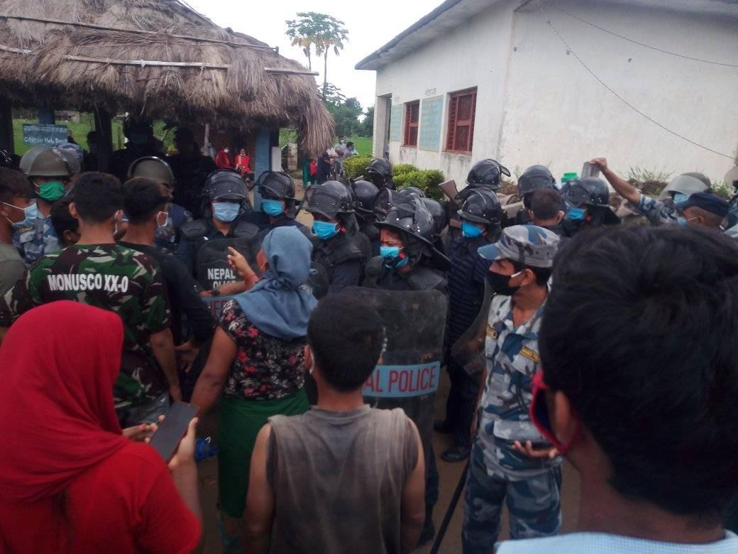 प्रहरीको लापरबाहीका कारण हिरासतमै मृत्यु भएको भन्दै स्थानीयद्वारा प्रहरी चौकी घेराउ