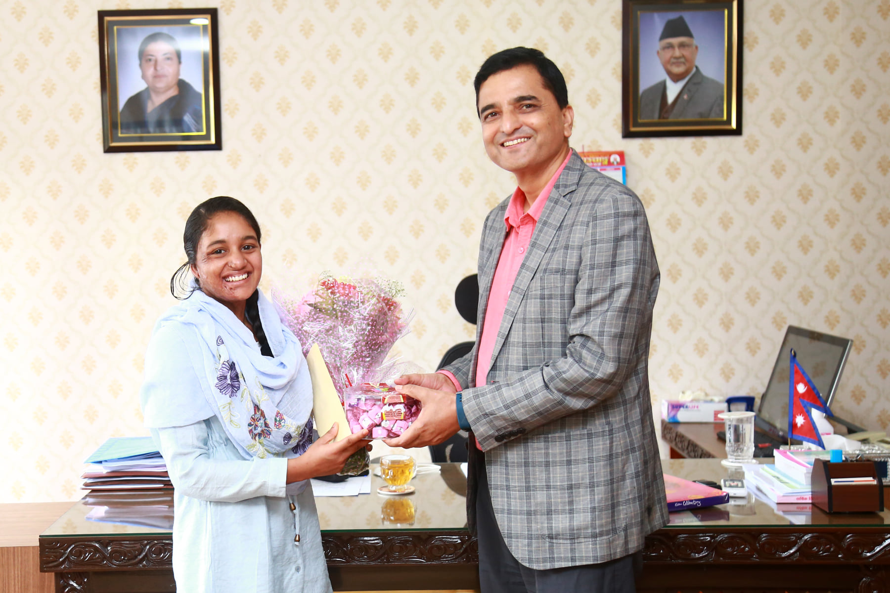 एसिड पीडित मुस्कानलाई जन्मदिनमा पर्यटनमन्त्रीको सहयोग