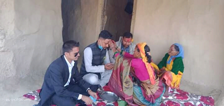 “समाज रुपान्तरणका लागि जातिय विभेद अन्त्य” भन्दै युवा नेताले लगाए दलितबाट दशै टिका