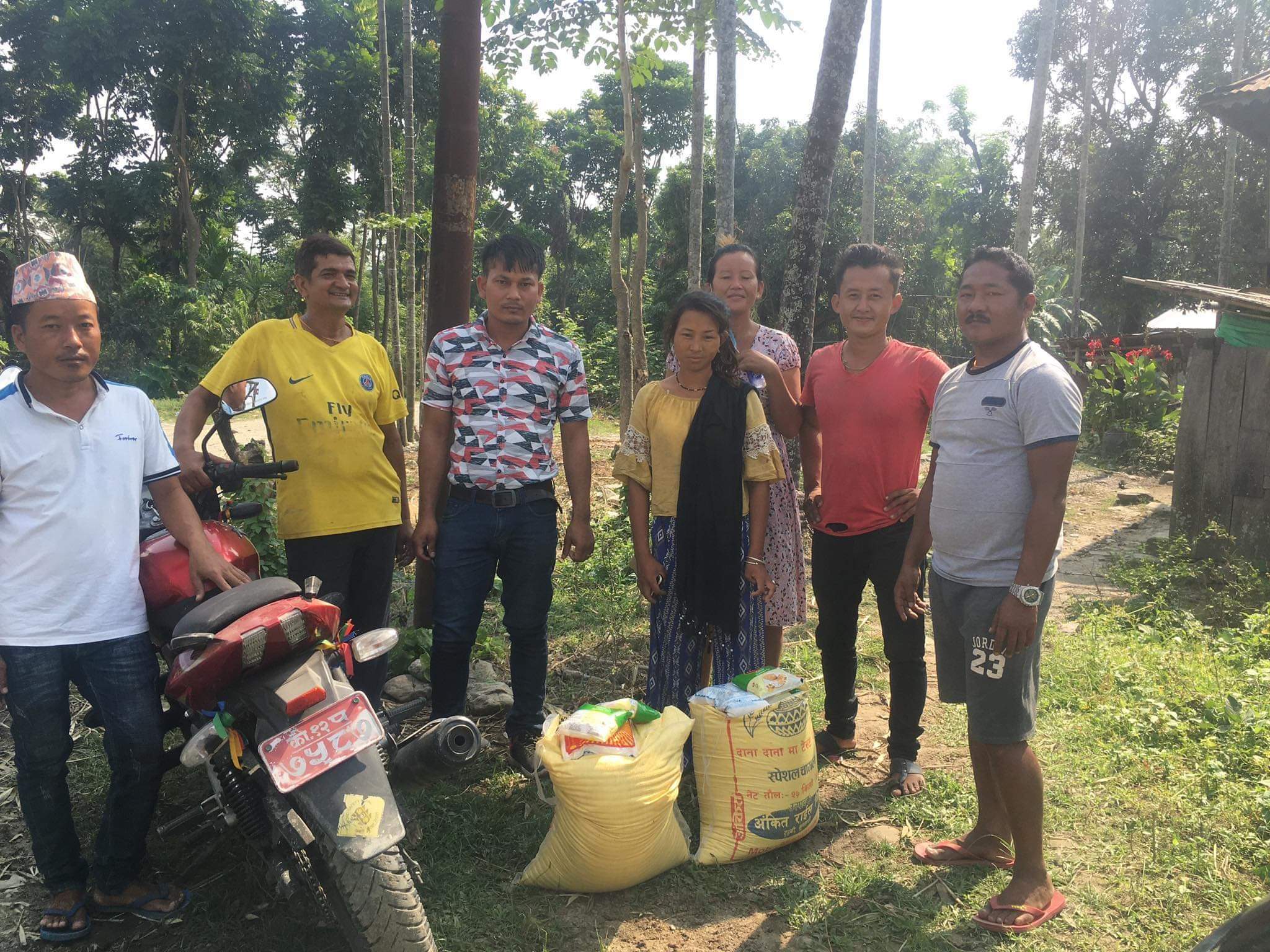 हङकङमा रहेकी हिना लिम्बूको सहयोगमा केराबारीका अति विपन्न ९ परिवारलाई खाध्यान्न सहयोग