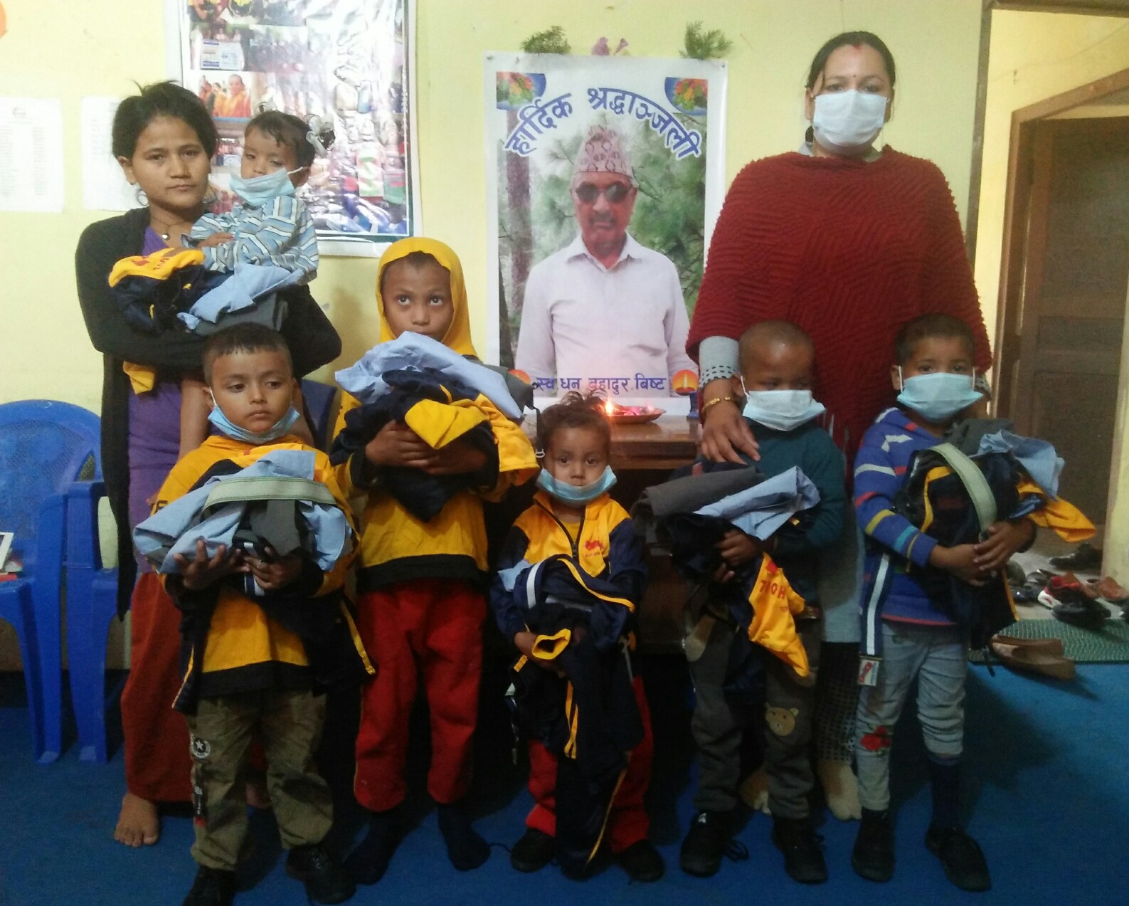 बुबाको पुण्यतिथीमा दीपेन्द्र बिष्टले सेभ हाउसका ७ अनाथ बालबालिकालाई जाडो लुगा सहयोग