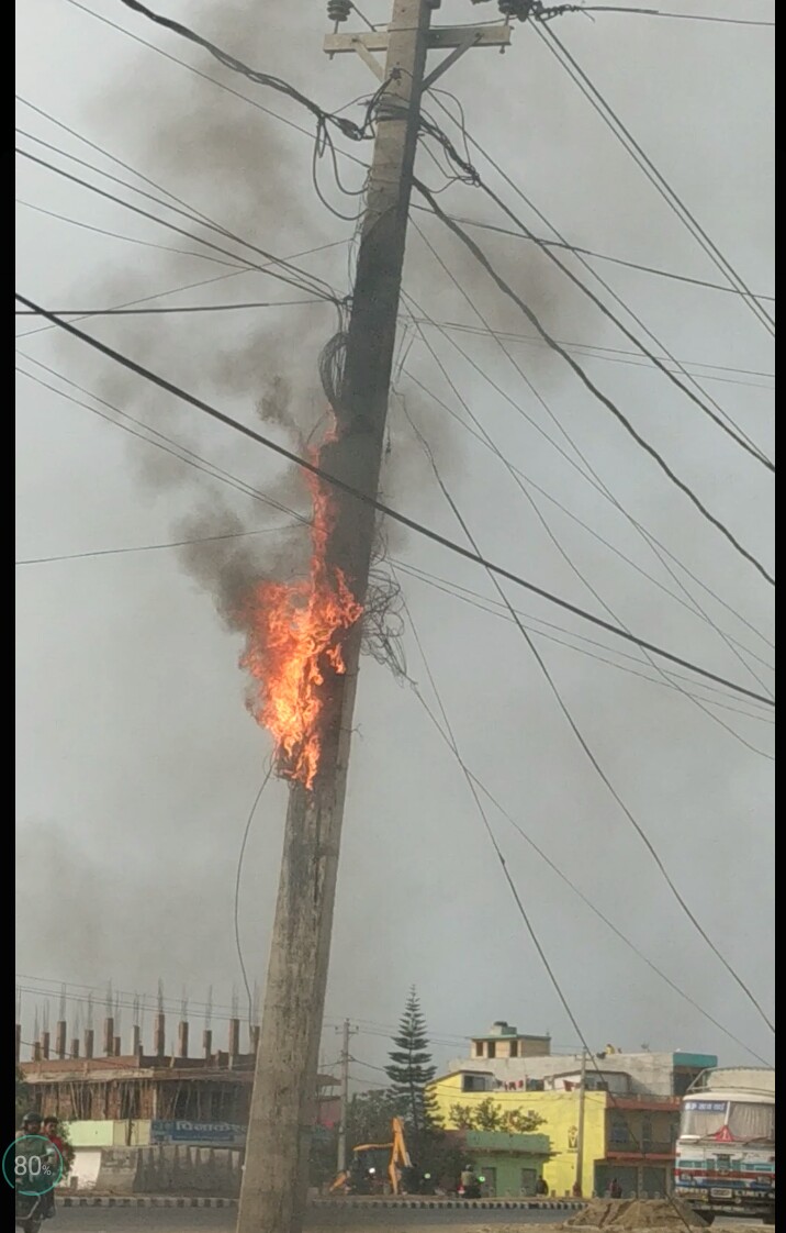 विद्युत लाइन सट हुदा बिजुलीको पोलमा आगलागी