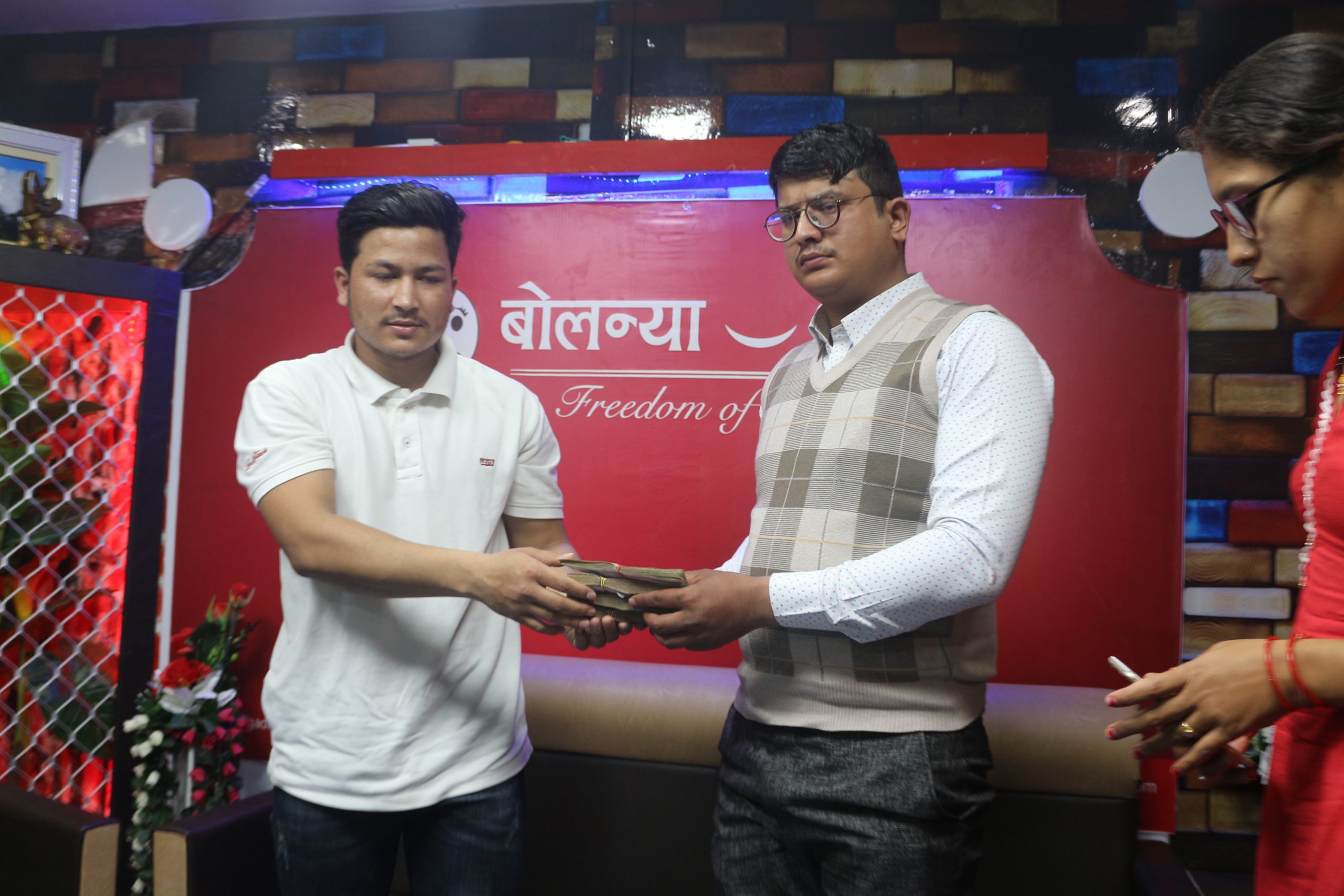 मोहन खड्का र मन्सारा शाहीको पहलमा अनिता खड्कालाई आर्थिक सहयोग