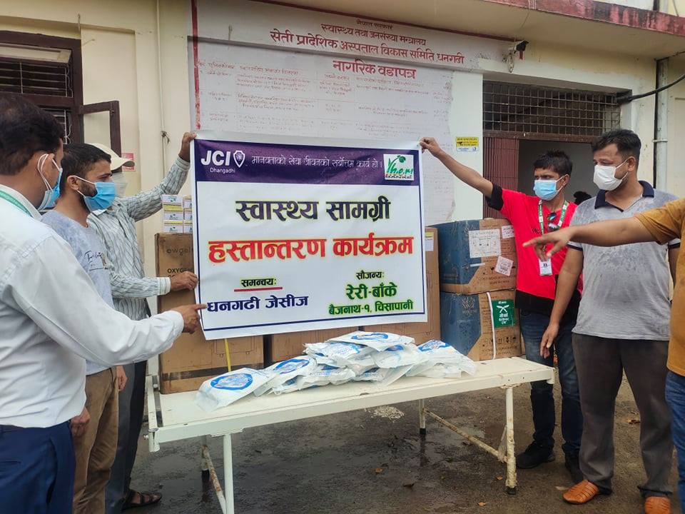 धनगढी जेसीजको समन्वयमा सेती अस्पताललाई स्वास्थ्य सामग्री हस्तान्तरण