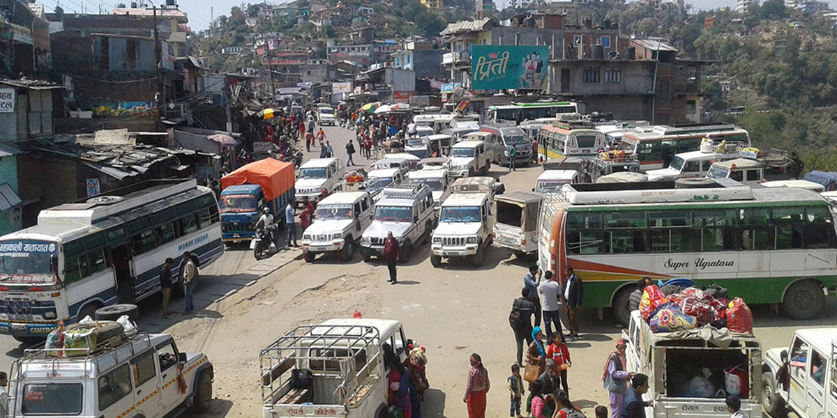 अस्त व्यस्त डडेलधुरा बसपार्क