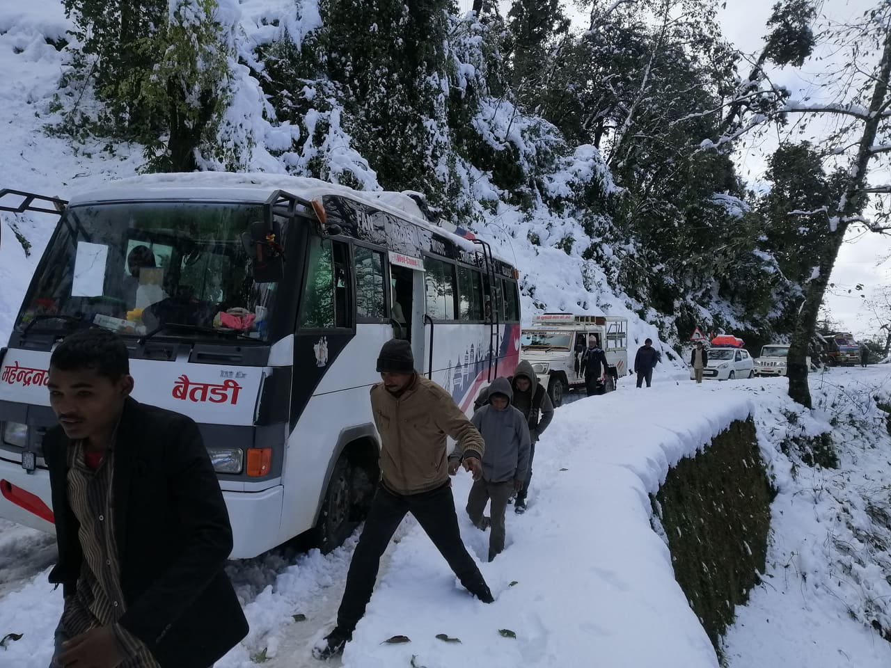 सुदूरपश्चिमका पहाडी जिल्लाका विभिन्न स्थानमा हिमपात