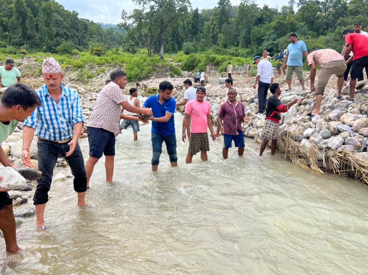 आफै ढुङ्गा बोक्न  हिँडे कान्छा मेयर जोशी (फोटो फिचर)