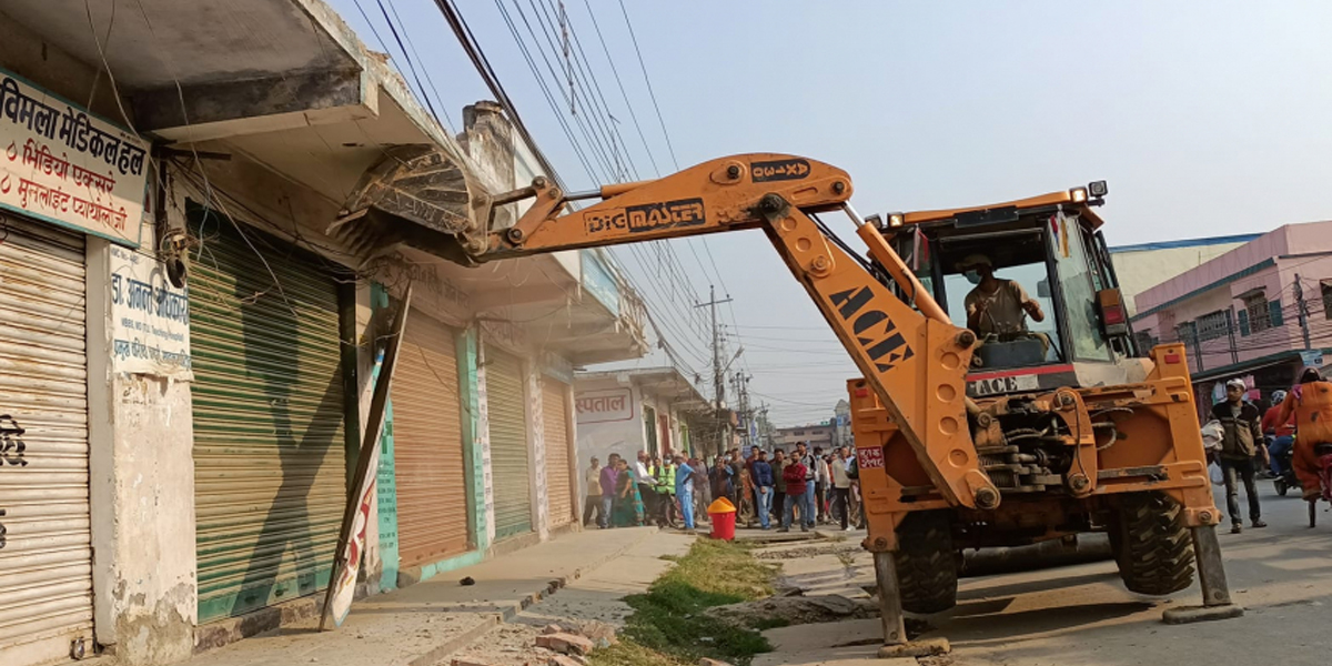 सडक छेउका संरचनामाथि धनगढी उपमहानगरले चलायो डोजर